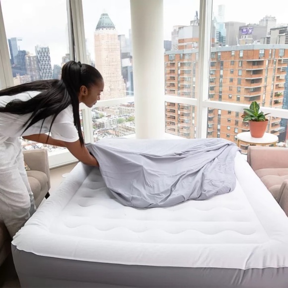 Brookstone® Perfect 24-Inch Queen Air Mattress with Built-In Pump - Picture 3 of 4